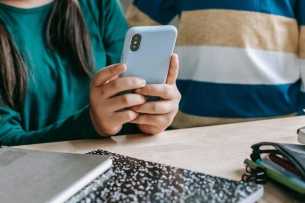 Mobile phone ban in Zagreb schools show promising results – nationwide law in the works