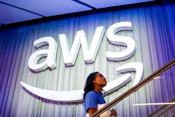 Hundreds of apps including Slack, mobile carriers, banking services down