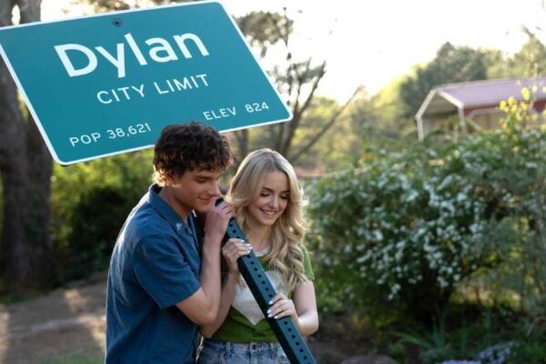 Mason Thames and Mckenna Grace