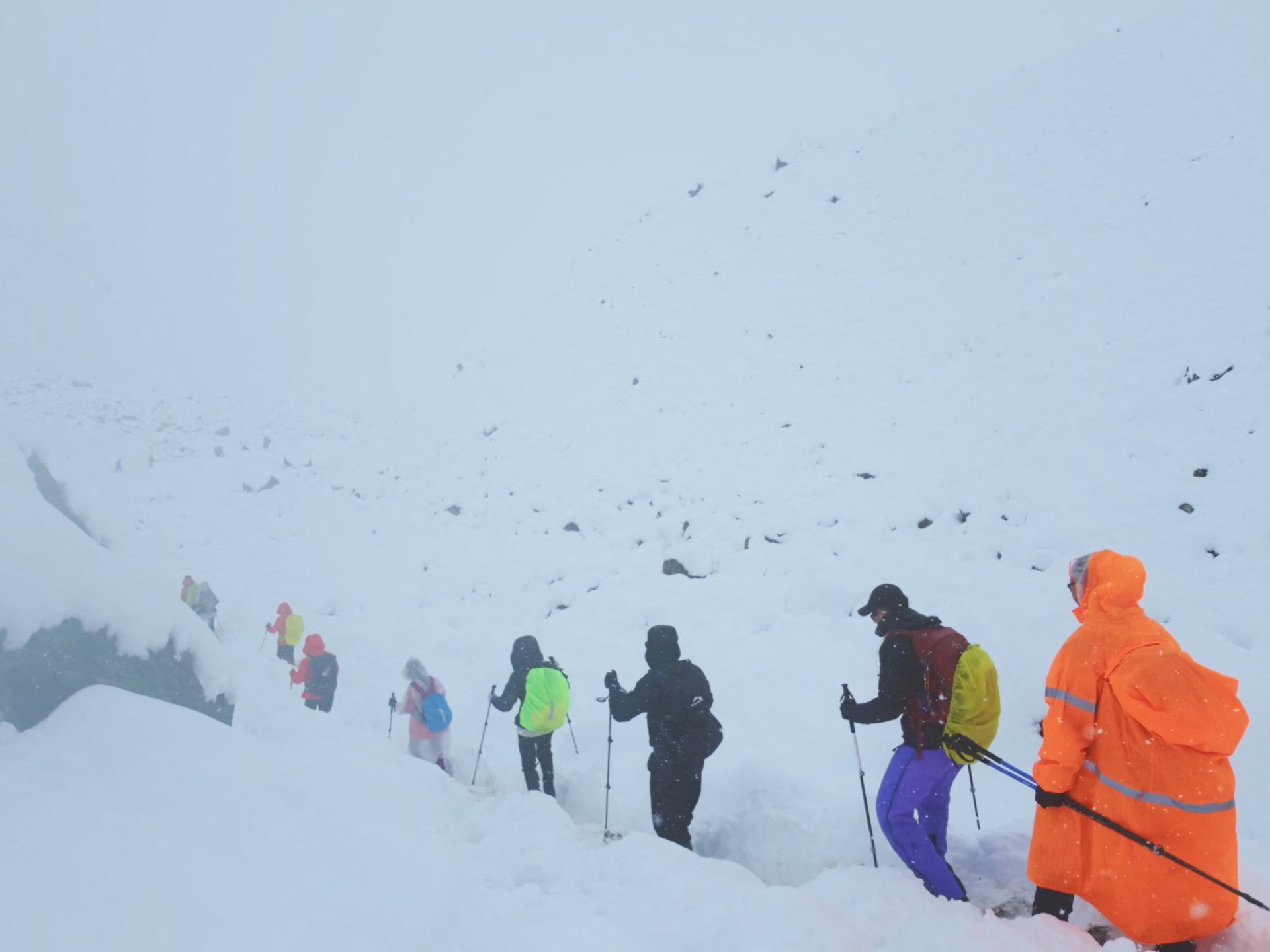 More than 350 trekkers escape blizzard-hit Everest, hundreds still stranded | Mount Everest News