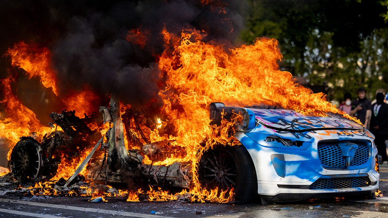 Apple's ICE app removal decision sparks mixed social media reactions