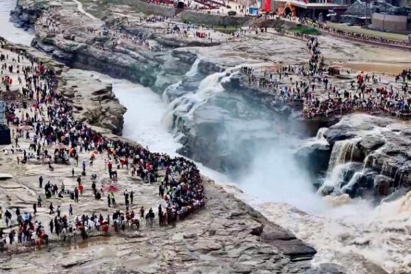 A roaring holiday scene at N China's Hukou Waterfall