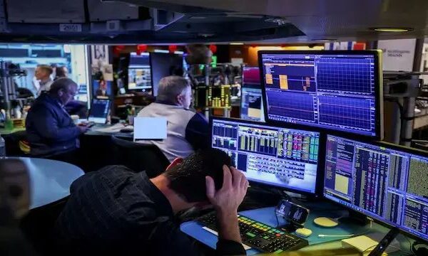 Tech Selloff Deepens as Nasdaq Futures Move Lower