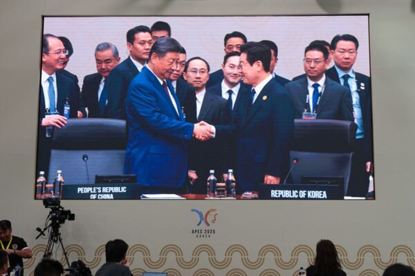 Xi Quips About Backdoors During Xiaomi Phone Gift to Korea’s Lee