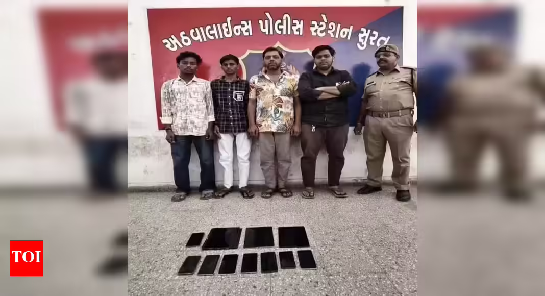 Four courier staff held for stealing 14 mobile phones worth Rs 3.23L | Surat News
