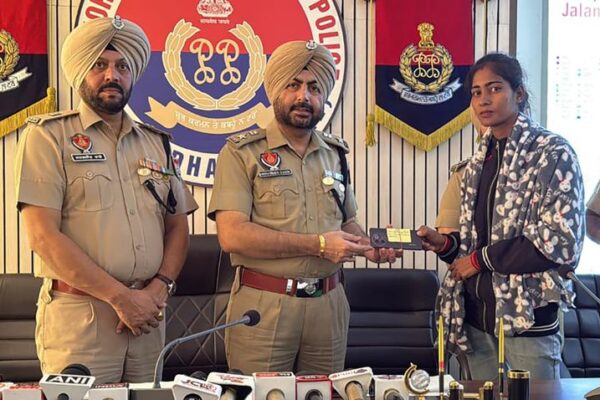 Cops hand back 78 recovered mobile phones to owners