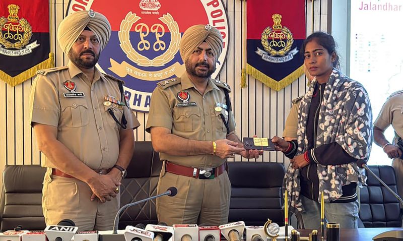 Cops hand back 78 recovered mobile phones to owners