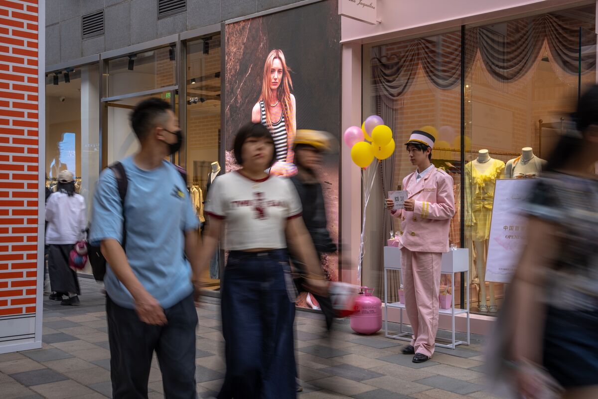 China Heads for Longest Consumption Slowdown Since Post-Covid
