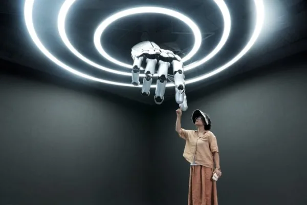 Humanoid robots hit the mall in China