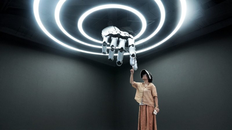 Humanoid robots hit the mall in China