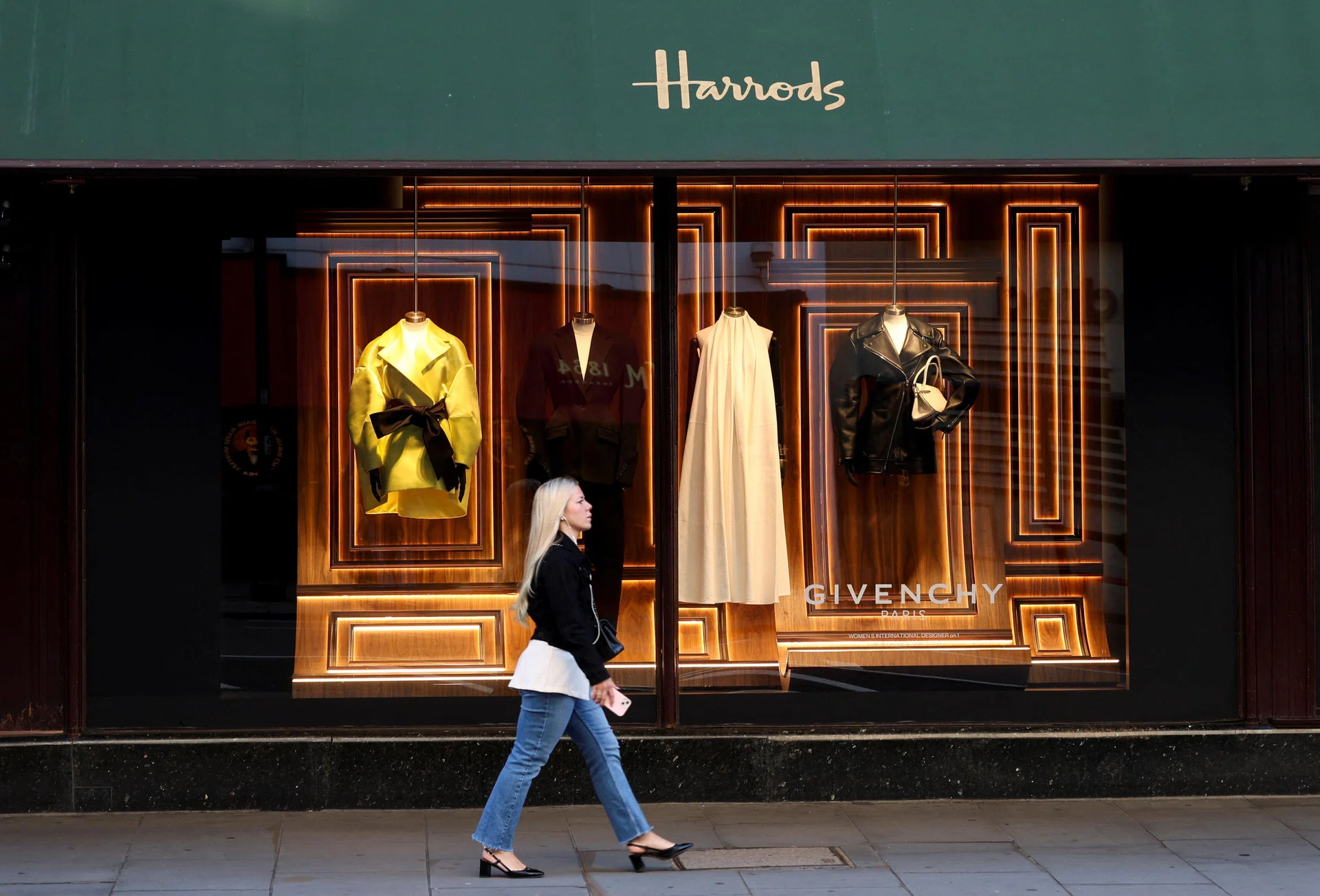 UK retail sales growth slows ahead of Black Friday