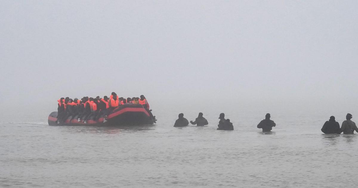 Small boat crossings begin again after two-week pause