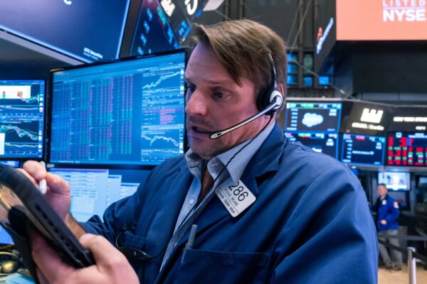 Stock market wobbles as tech sells off