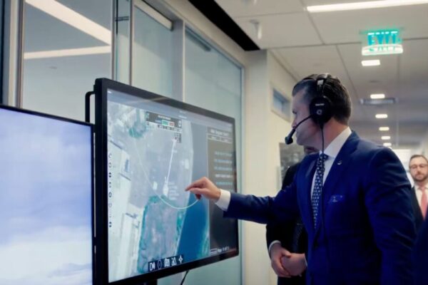 美國國防部展示觸控屏幕遠程操控 Black Hawk 直升機技術