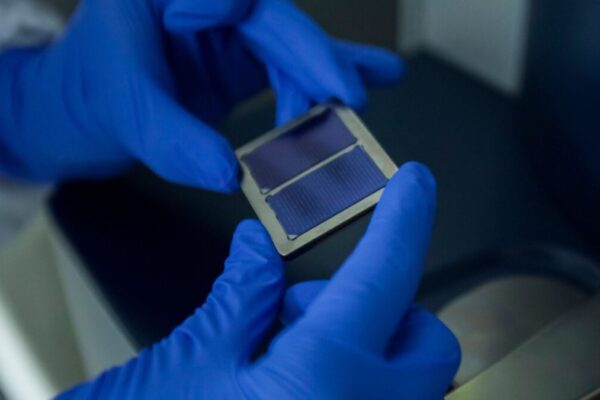 中國科研團隊研發新一代太陽能電池，效率達 27.2% 並可耐受 1,000 小時高溫測試