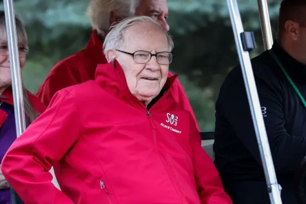Buffett Says the CEO-to-Employee Pay Comparison Rule Backfired