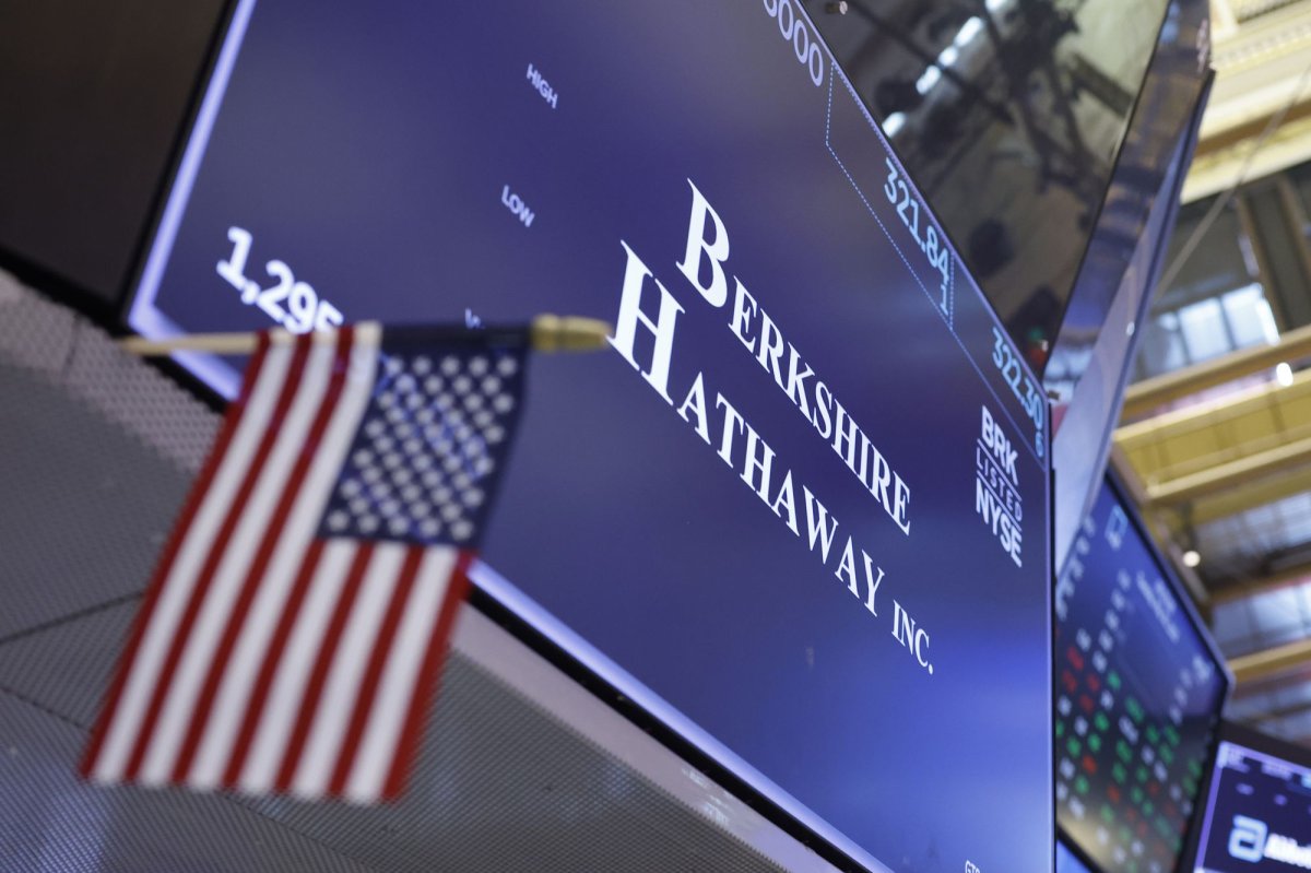 Berkshire Hathaway reports record $382B reserve, positive 3rd quarter