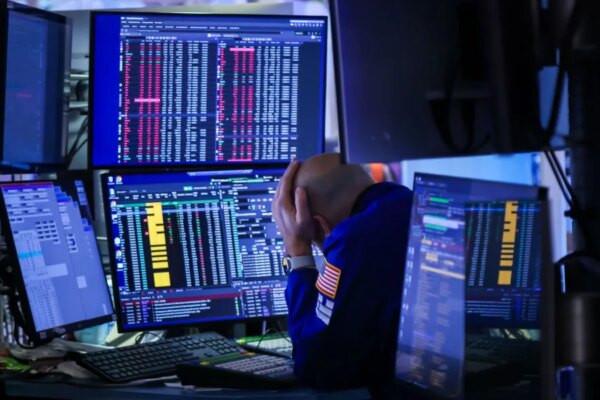 S&P 500 is at 'historically extreme valuations,' warns Apollo's Torsten Slok