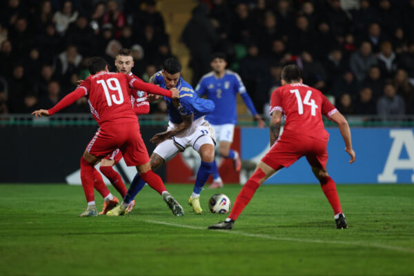 Gianluca Scamacca playing for Italy in Moldova during a 2026 World Cup qualifier (@azzurri)