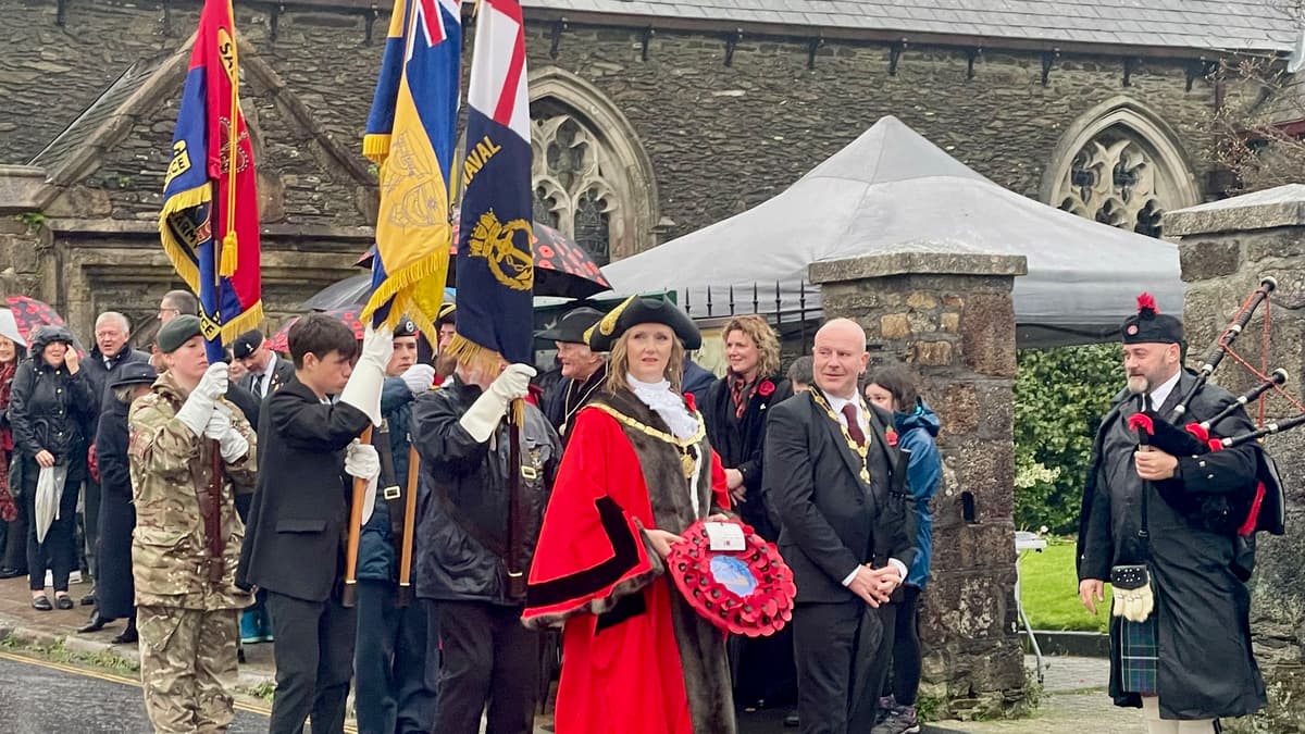 Mayor leads Saltash in moving Remembrance tribute