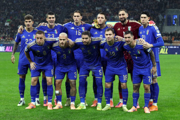 MILAN, ITALY - NOVEMBER 16: Players of Italy pose for a team photograph prior to the FIFA World Cup 2026 qualifier match between Italy and Norway at San Siro Stadium on November 16, 2025 in Milan, Italy. (Photo by Marco Luzzani/Getty Images)