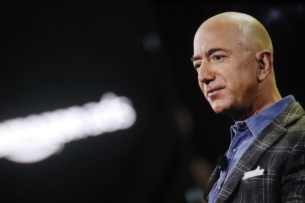 Amazon Surge Makes Jeff Bezos Richer, Meta Stock Crash Wipes $35 Billion From Mark Zuckerberg's Fortune: What's Going On? - Meta Platforms (NASDAQ:META), Amazon.com (NASDAQ:AMZN)