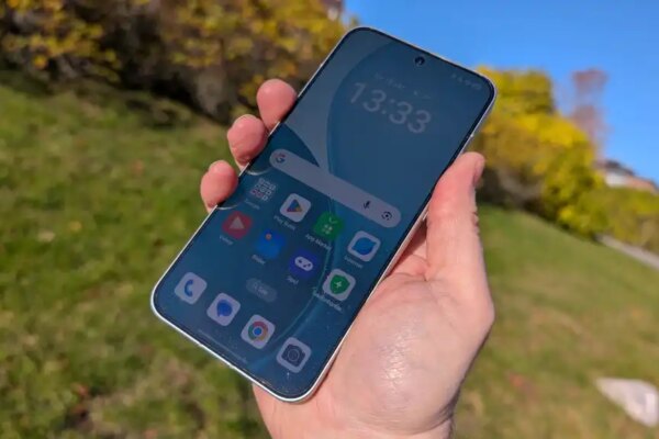 Oppo Reno 14 i handen, utomhus