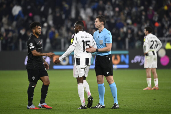 TURIN, ITALY - NOVEMBER 04: Pierre Kalulu of Juventus shakes hands with Luis Suarez of Sporting CP as match referee, Daniel Siebert looks on following the UEFA Champions League 2025/26 League Phase MD4 match between Juventus and Sporting Clube de Portugal at Juventus Stadium on November 04, 2025 in Turin, Italy. (Photo by Stefano Guidi/Getty Images)