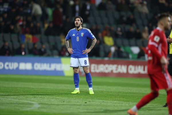 Sandro Tonali plays for Italy against Moldova in a 2026 World Cup qualifier (@azzurri)
