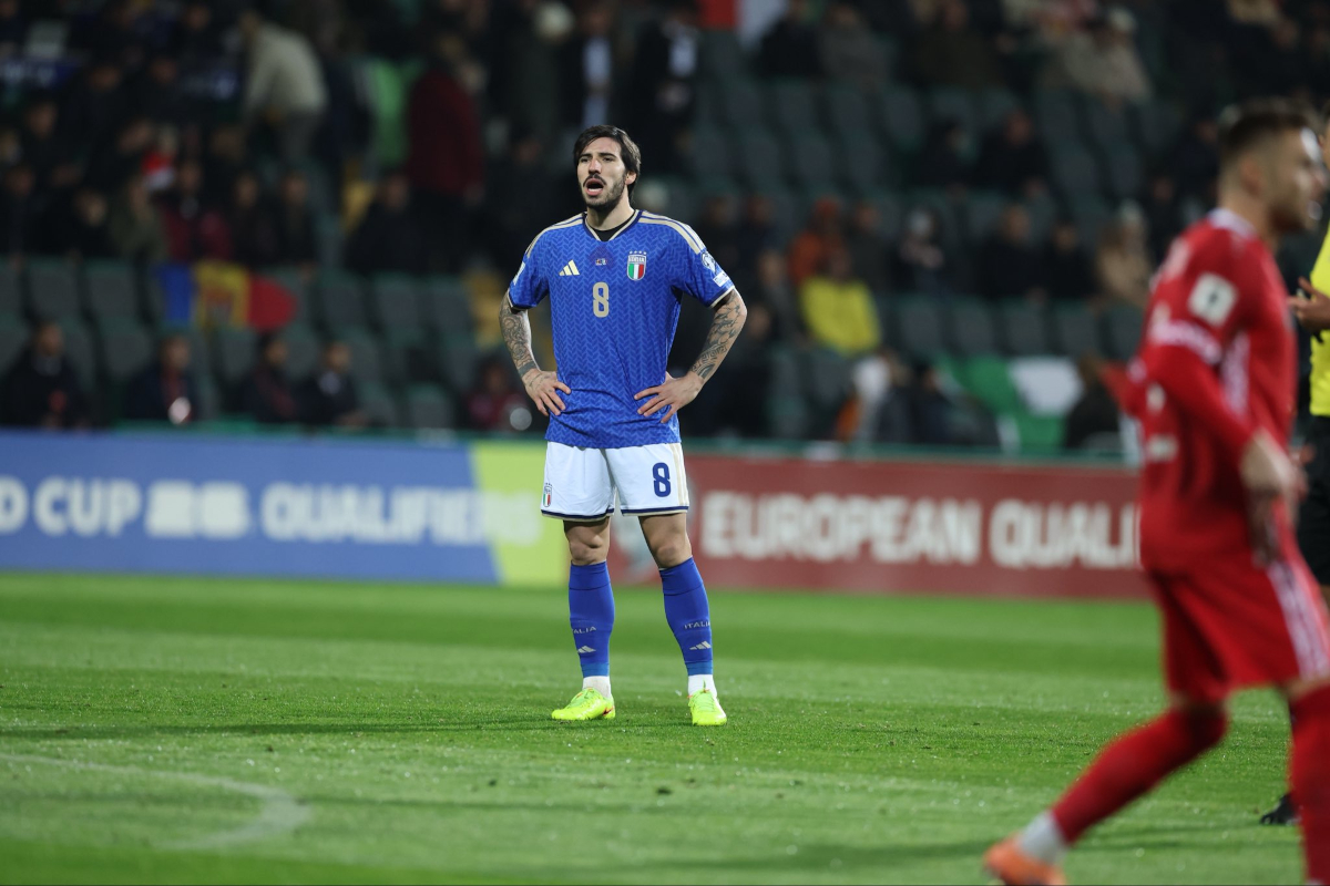 Sandro Tonali plays for Italy against Moldova in a 2026 World Cup qualifier (@azzurri)
