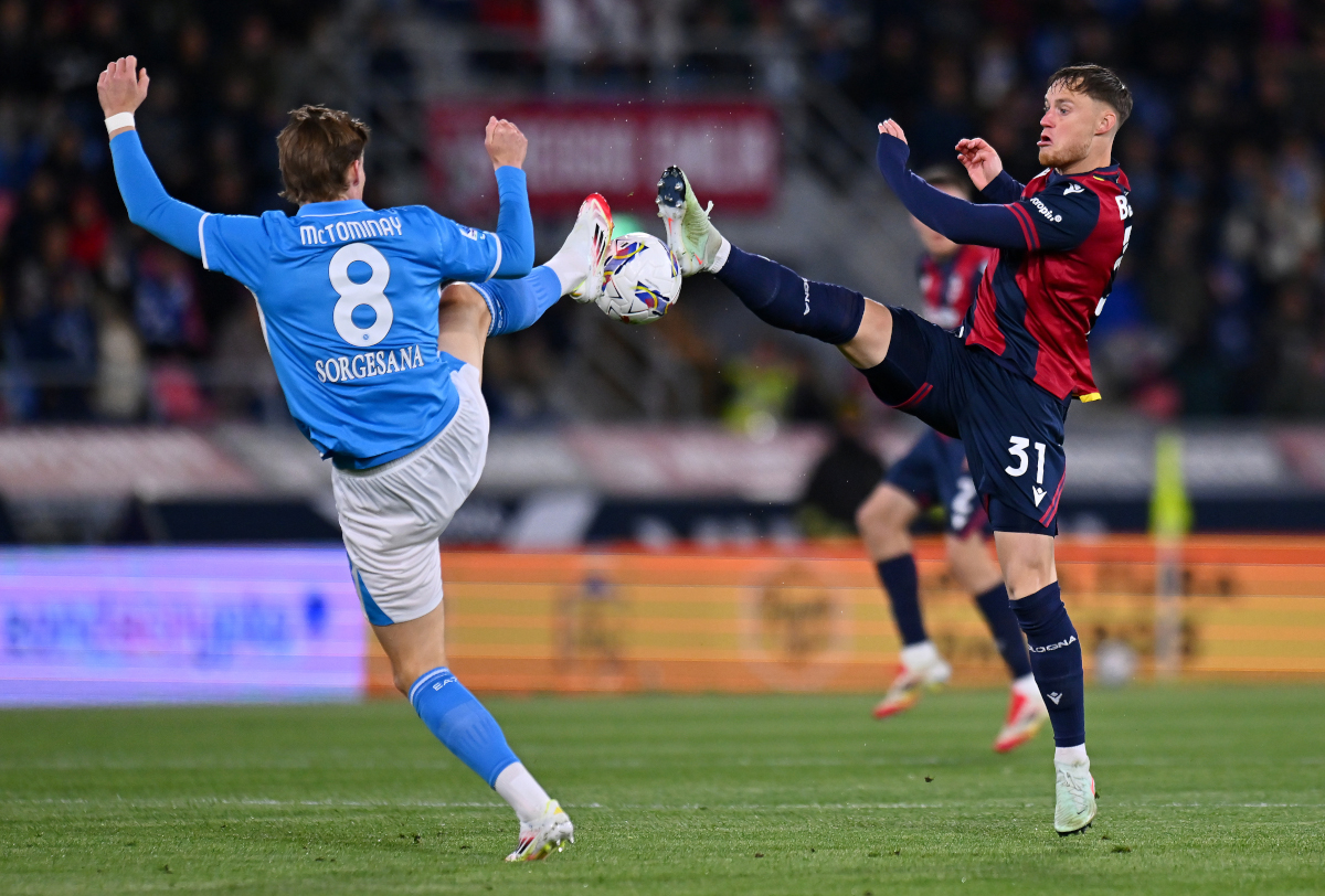 BOLOGNA, ITALY - APRIL 07: Scott McTominay of Napoli competes for the ball against Sam Beukema of Bologna during the Serie A match between Bologna and Napoli at Stadio Renato Dall