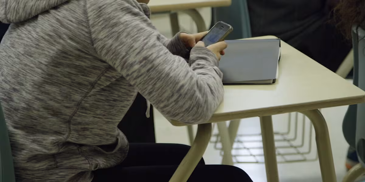 Lawmakers expected to pass bill to ban cell phones in Kansas schools