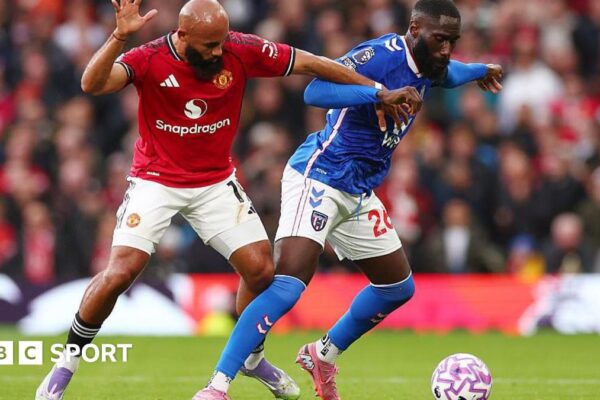 Manchester United's Bryan Mbeumo and Sunderland's Arthur Masuaku tussle for the ball