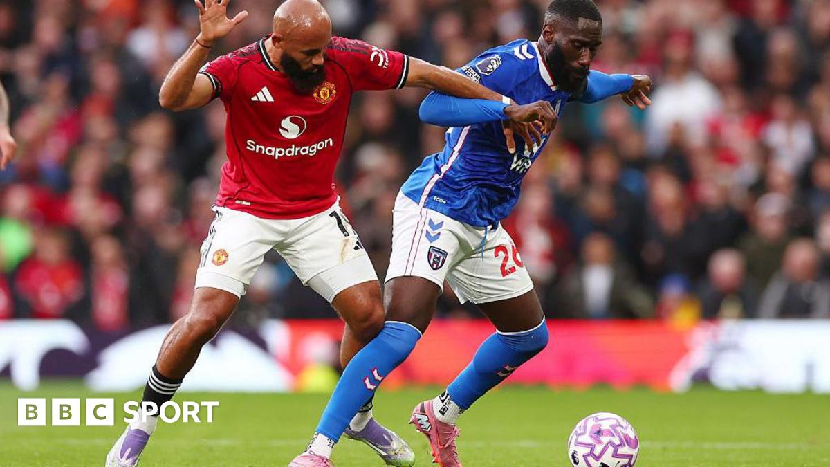 Manchester United's Bryan Mbeumo and Sunderland's Arthur Masuaku tussle for the ball