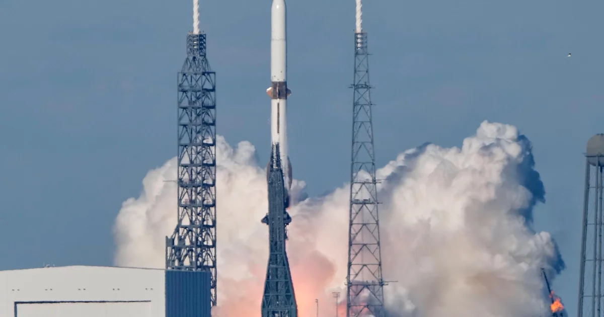 Blue Origin launches twin NASA Mars probes in second flight of New Glenn rocket