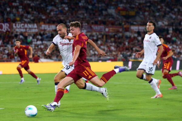 ROME, ITALY - AUGUST 23: Evan Ferguson of AS Roma runs with the ball under pressure from Lorenzo De Silvestri of Bologna during the Serie A match between AS Roma and Bologna FC 1909 at Stadio Olimpico on August 23, 2025 in Rome, Italy. (Photo by Paolo Bruno/Getty Images)