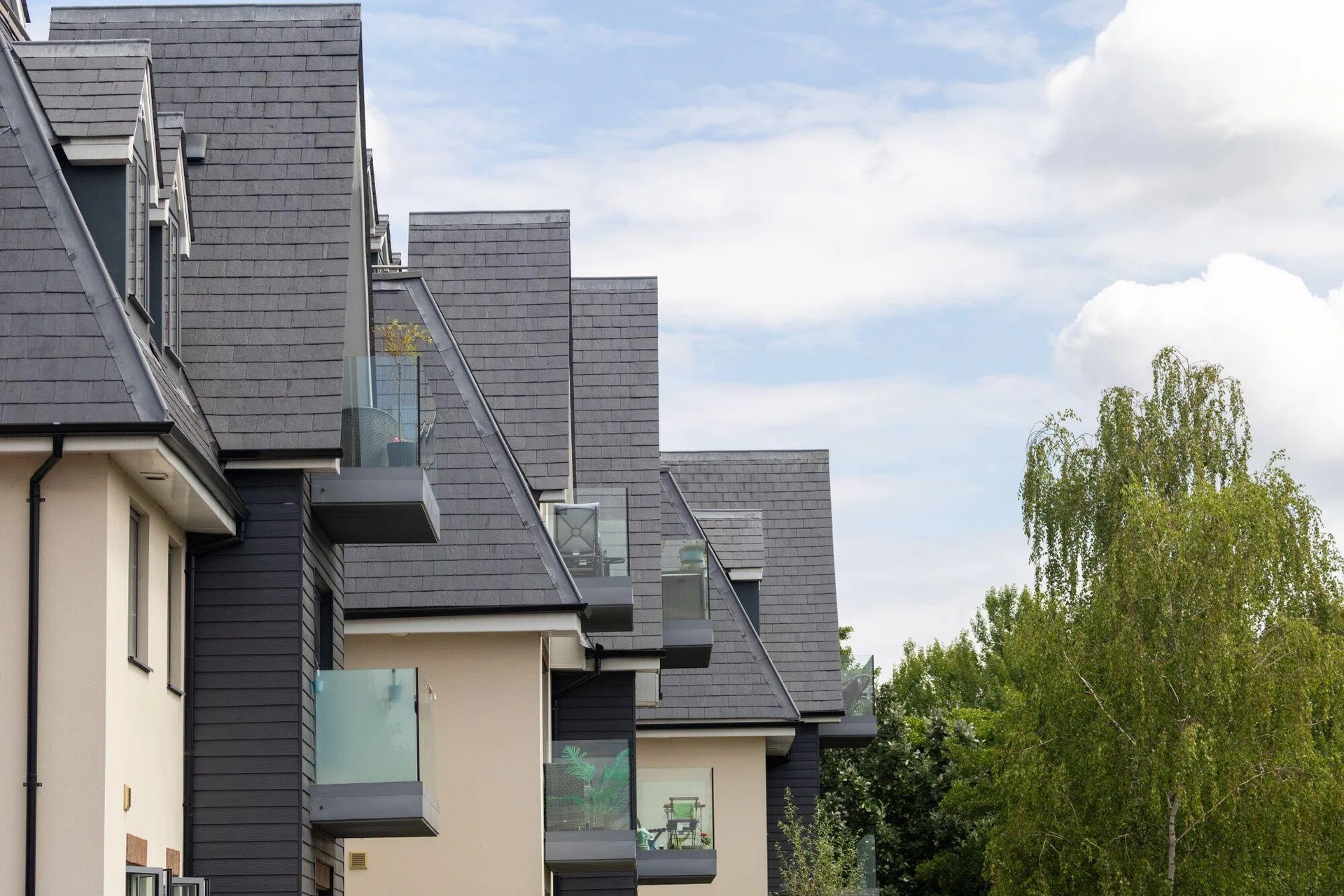 Budget fears slam brakes on UK housing market