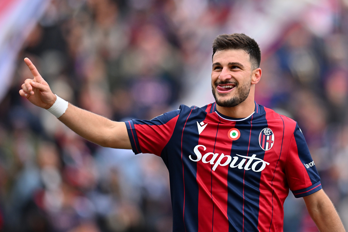 LECCE, ITALY - SEPTEMBER 28: Riccardo Orsolini of Bologna FC 1909 celebrates after scoring his team