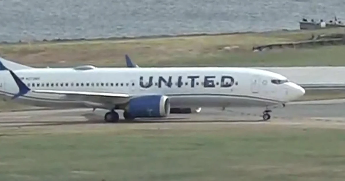 Bomb threat halts air traffic at D.C. airport as Duffy warns "mass chaos" if shutdown continues