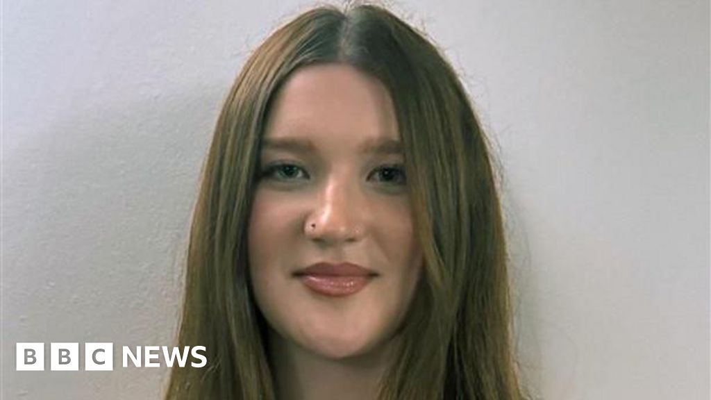 Devon teenager supports legal challenge to ban phones at school