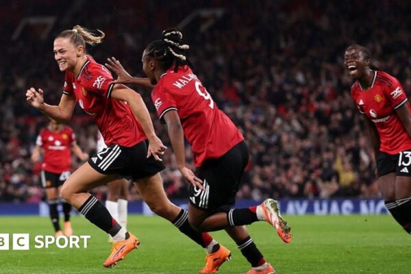 Manchester United beat PSG on Mary Earps' Old Trafford return