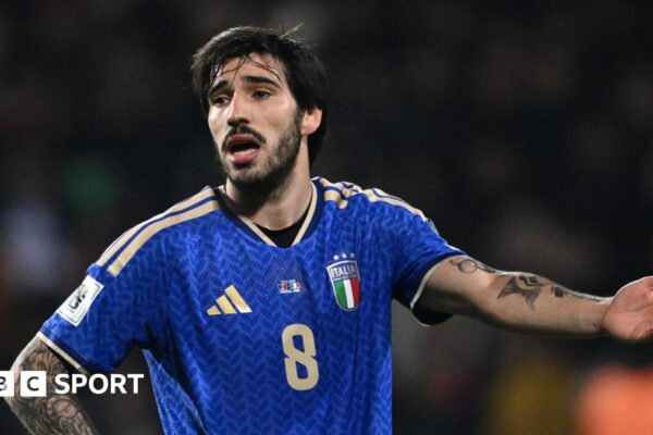 Gennaro Gattuso in the dugout next to an Italy flag