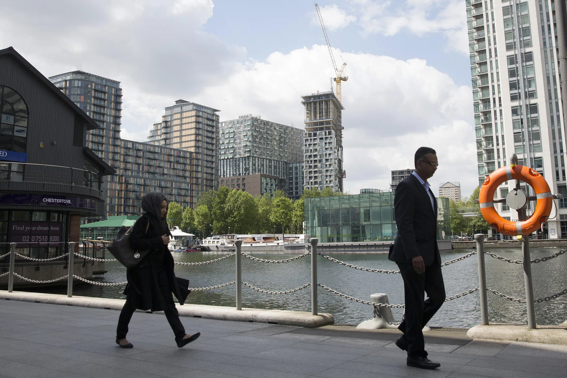 UK firms plan 3% pay rises in coming year, see AI hit to jobs, survey shows