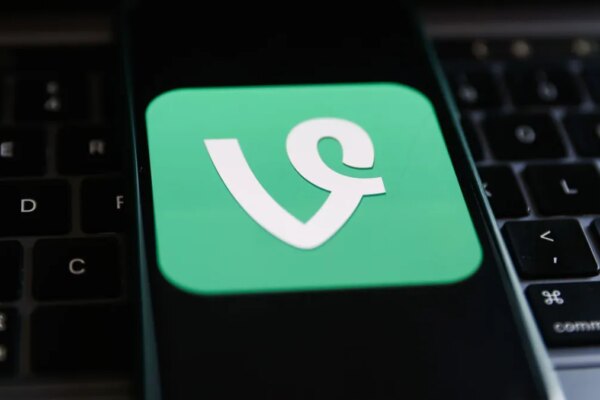 Vine icon on a phone screen and keyboard