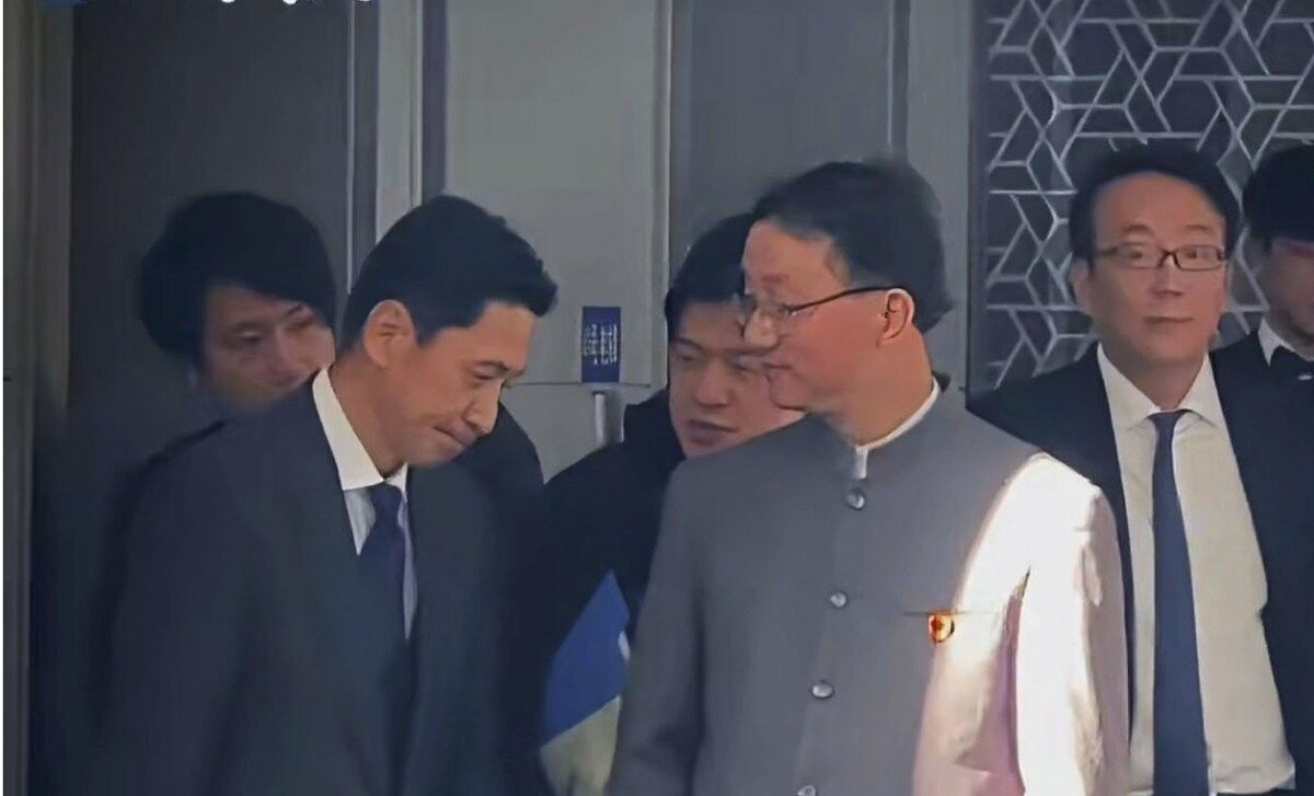 Images of Japan official appearing to bow before China counterpart go viral