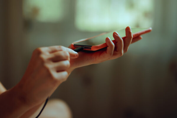 Android Users Split Over Lack Of USB Cord With New Phone. Half Of Them Are Right