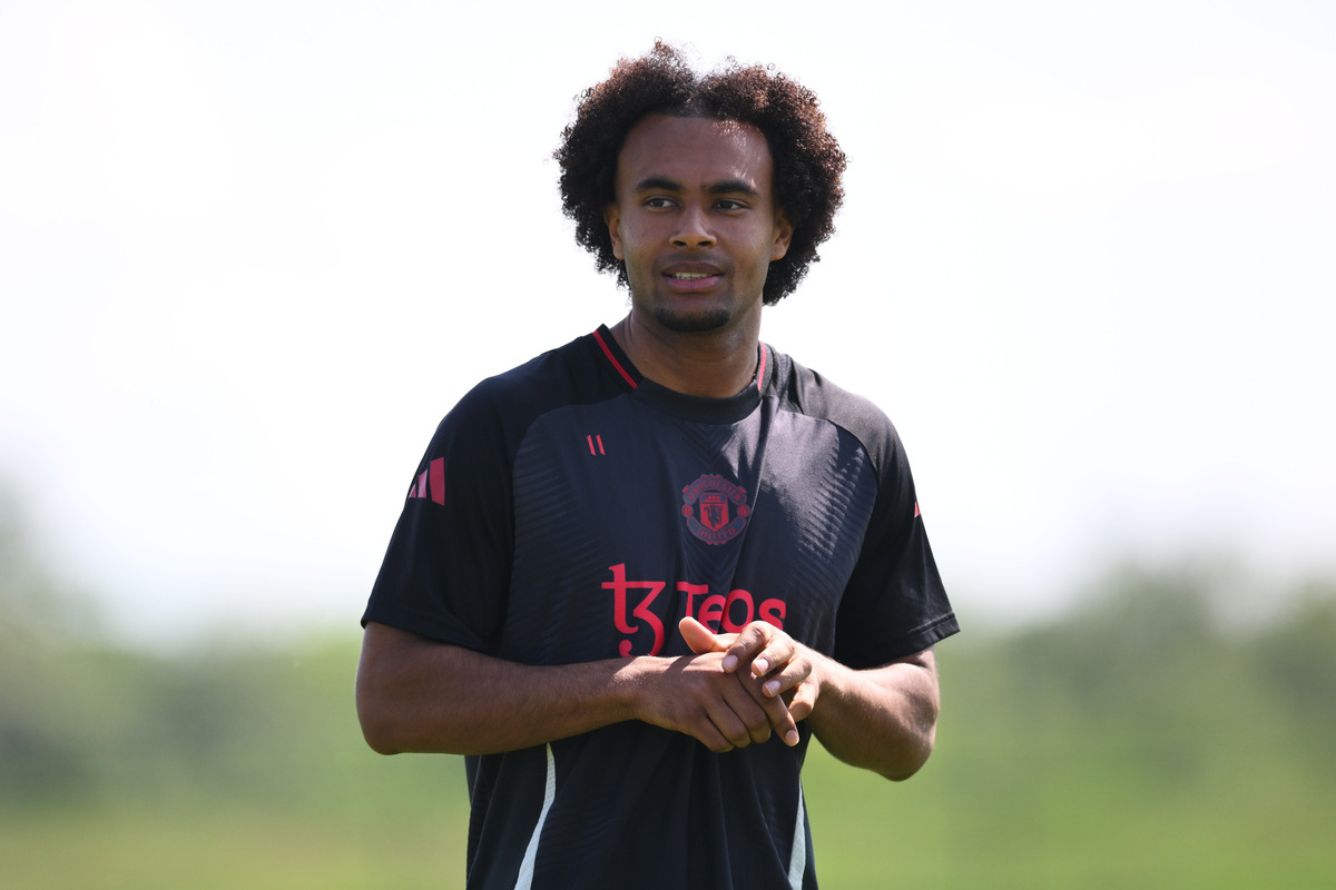 MANCHESTER, ENGLAND - MAY 20: Joshua Zirkzee of Manchester United looks on during a Manchester United training session ahead of the UEFA Europa League Final 2025 between Tottenham Hotspur and Manchester United at Carrington Training Ground on May 20, 2025 in Manchester, England. (Photo by Ben Roberts Photo/Getty Images) (Roma links)