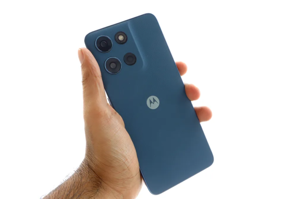 This $180 Motorola phone has the display and battery to convince you to go budget
