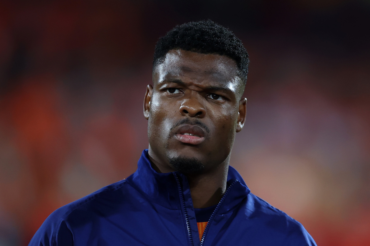 ROTTERDAM, NETHERLANDS - SEPTEMBER 04: Denzel Dumfries of Inter and the Netherlands stands for the national anthem prior to the FIFA World Cup 2026 qualifier match between Netherlands and Poland at De Kuip on September 04, 2025 in Rotterdam, Netherlands. (Photo by Dean Mouhtaropoulos/Getty Images)