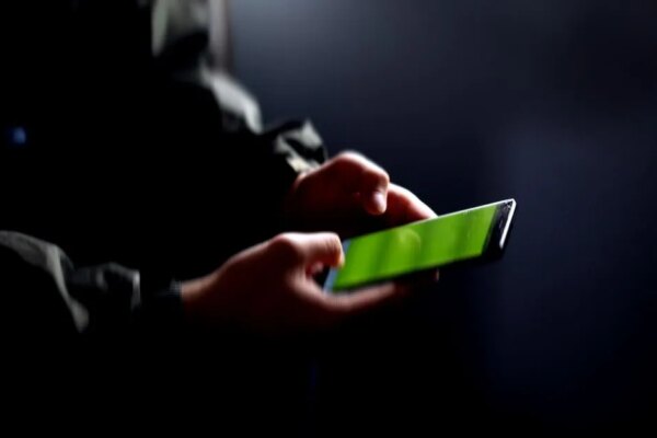 Russia imposes 24-hour mobile internet blackout for travelers returning home